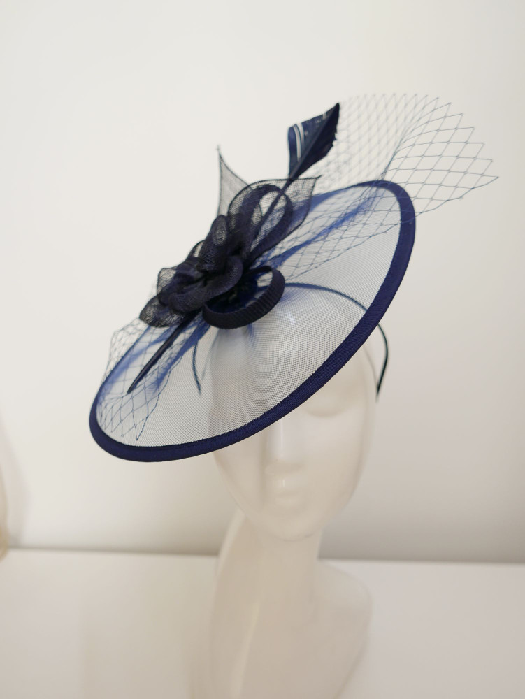 Granatowy fascynator z  crin z woalką | Zuwika Design