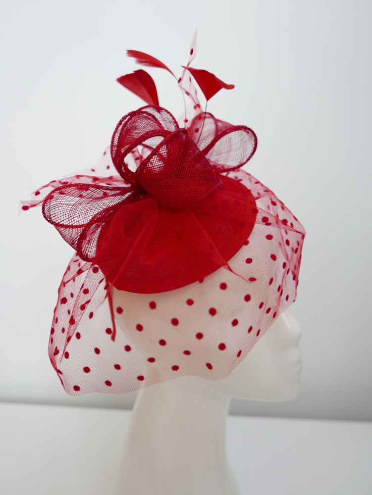 Czerwony fascynator z  lnu i sinamayz woalką | Zuwika Design