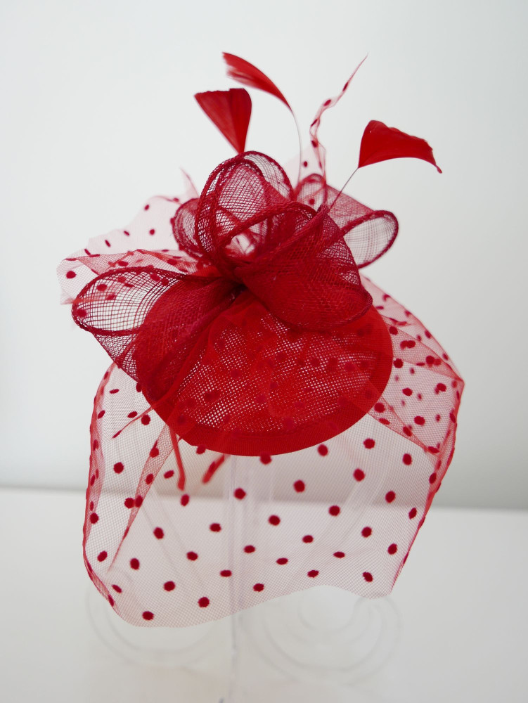 Czerwony fascynator z  lnu i sinamayz woalką | Zuwika Design