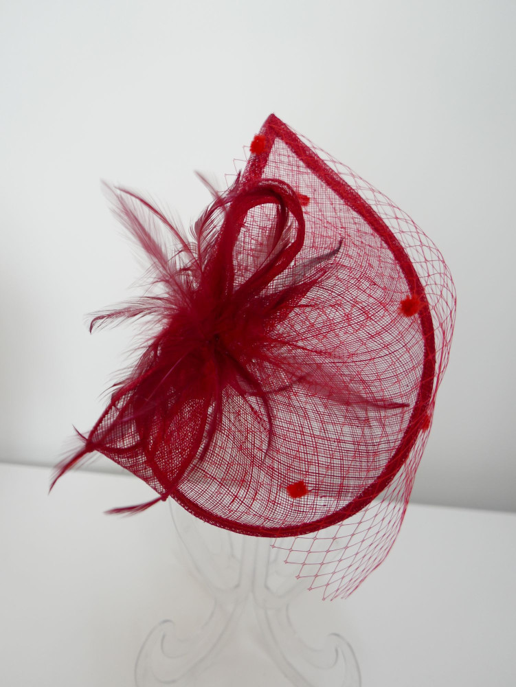 Czerwony fascynator z  sinamay z woalką | Zuwika Design