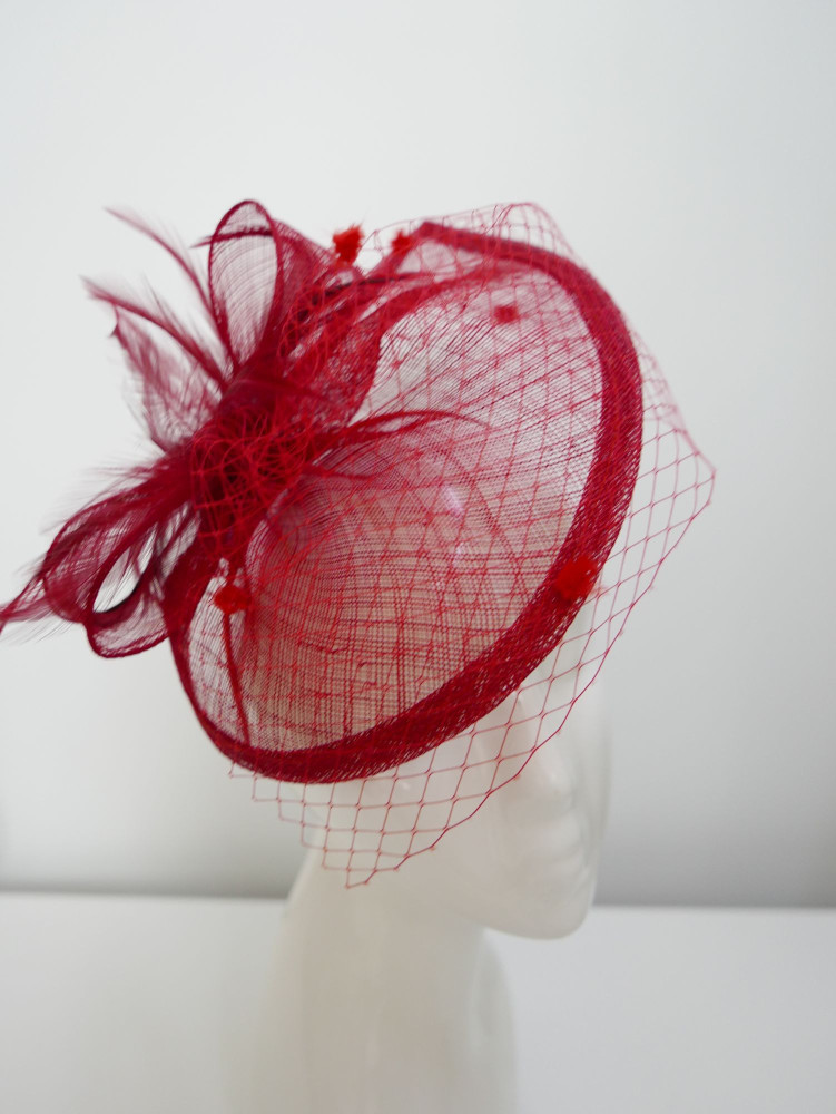 Czerwony fascynator z  sinamay z woalką | Zuwika Design