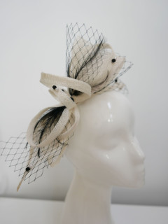 Śmietankowo czarny fascynator z  sinamay z woalką | Zuwika Design