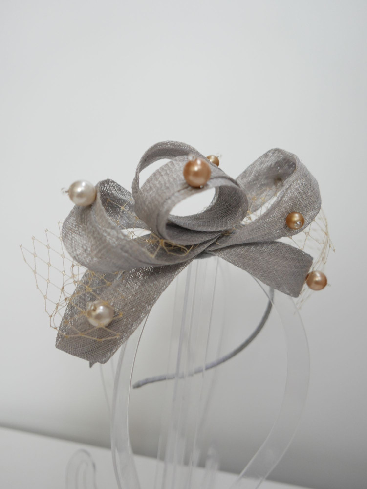 Szaro beżowy fascynator z  sinamay z woalką | Zuwika Design