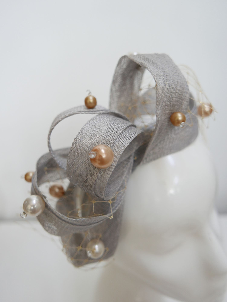 Szaro beżowy fascynator z  sinamay z woalką | Zuwika Design