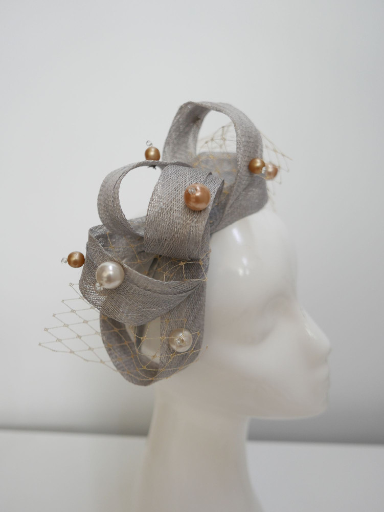 Szaro beżowy fascynator z  sinamay z woalką | Zuwika Design