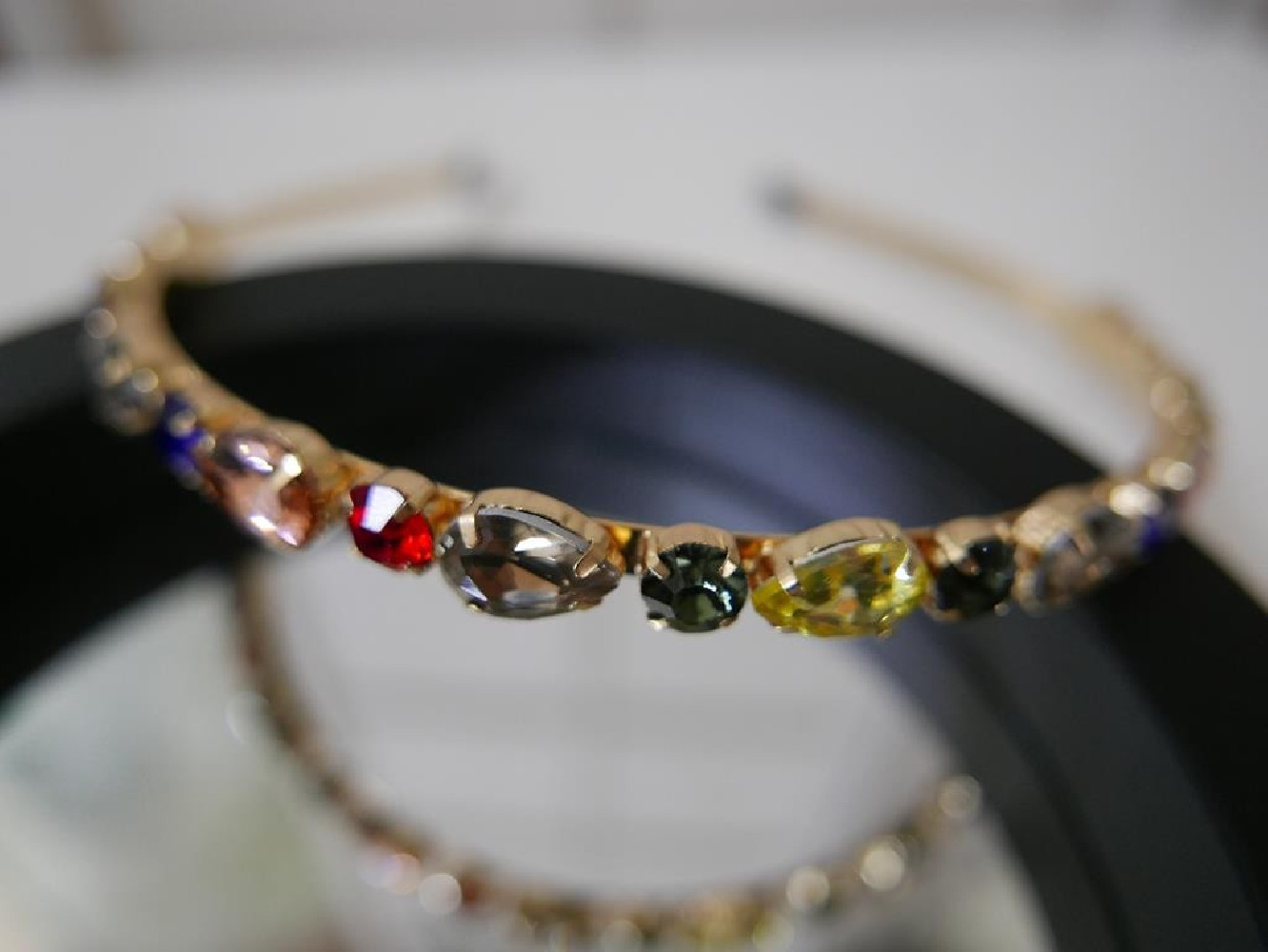 Kolorowa na złocie przepaska z kamieni