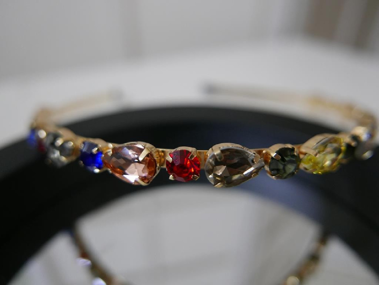 Kolorowa na złocie przepaska z kamieni
