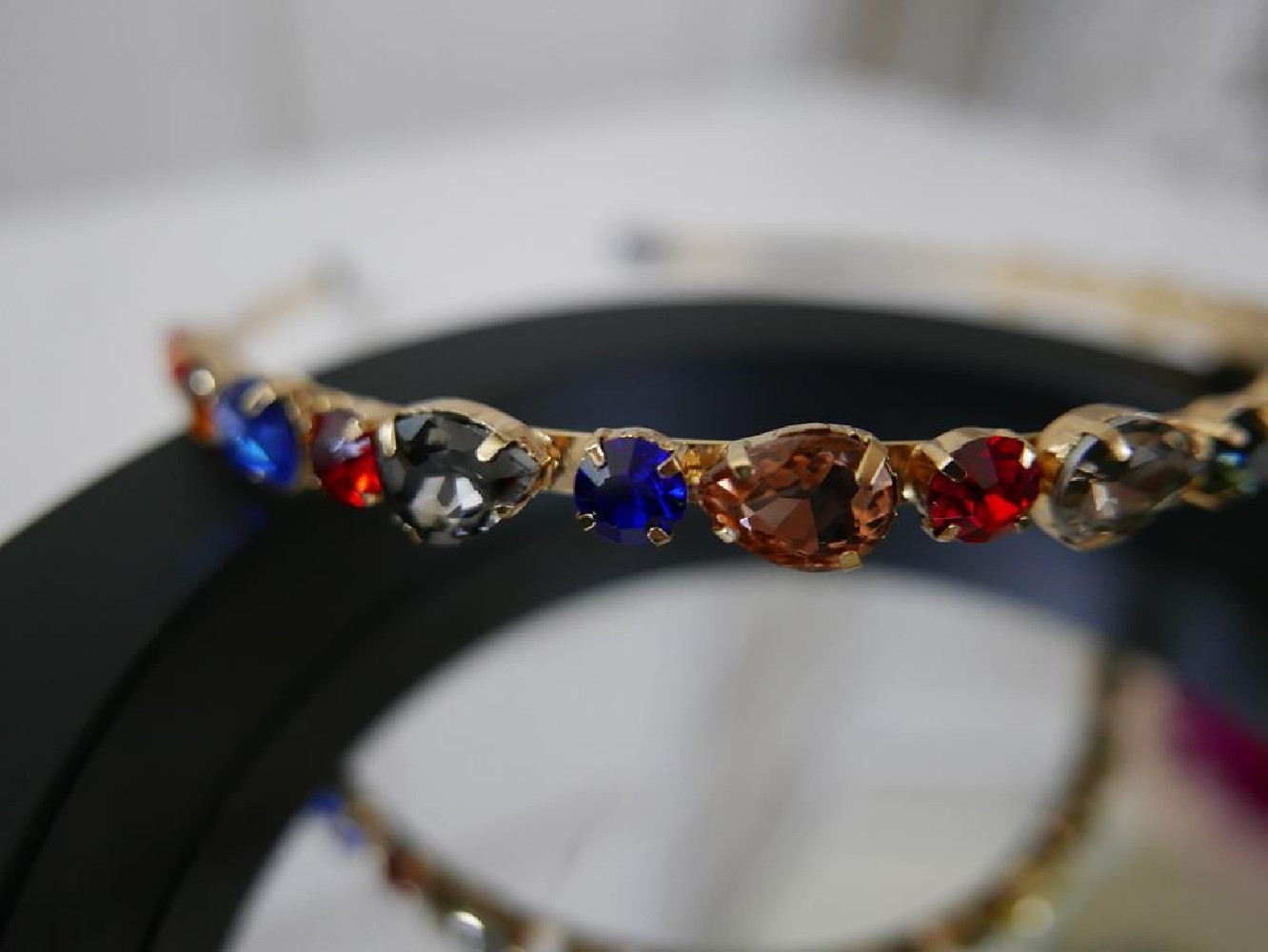Kolorowa na złocie przepaska z kamieni