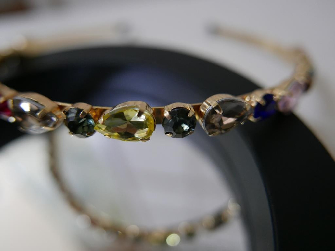 Kolorowa na złocie przepaska z kamieni