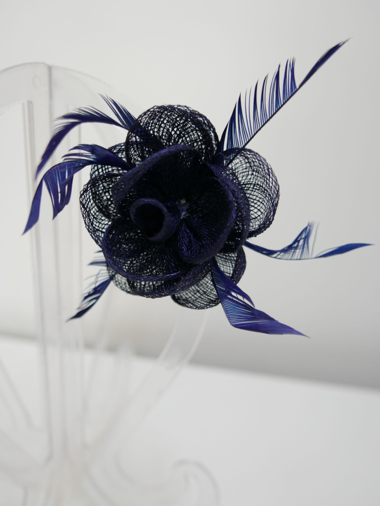 Granatowy kwiat, stroik z sinamay do włosów, sukni, kapelusza | Zuwika Design