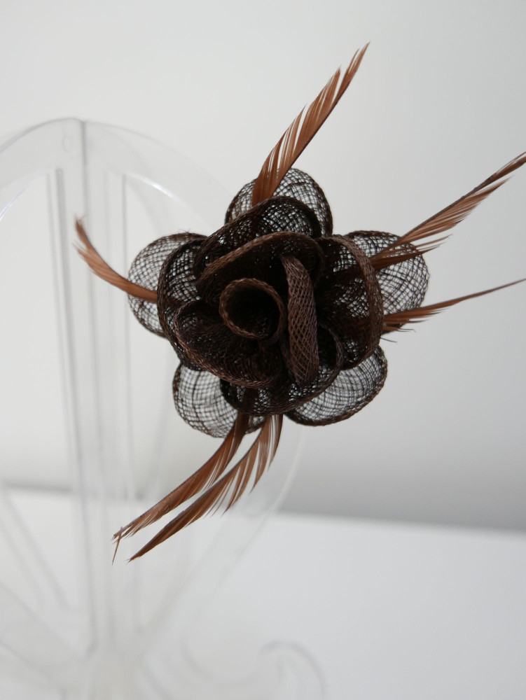 Brązowy kwiat, stroik z sinamay do włosów, sukni, kapelusza | Zuwika Design