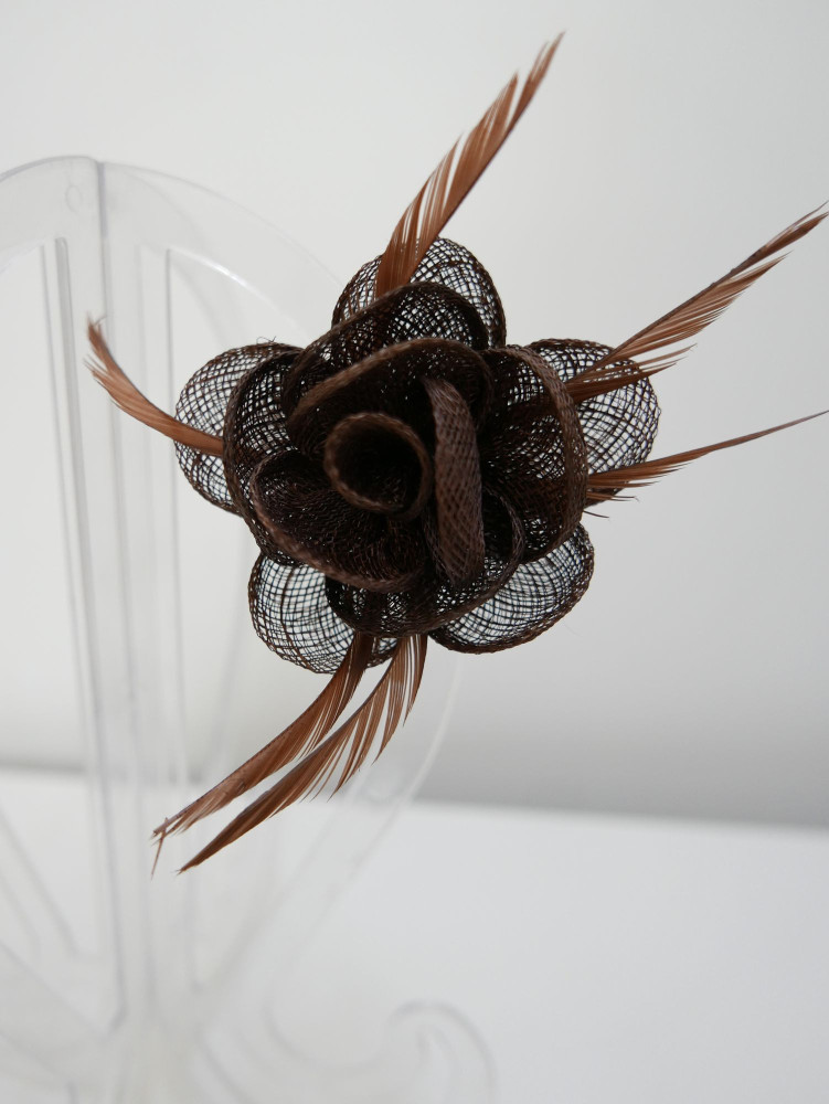Brązowy kwiat, stroik z sinamay do włosów, sukni, kapelusza | Zuwika Design