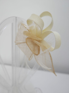 Kremowo beżowy stroik z sinamay do włosów, sukni, kapelusza | Zuwika Design