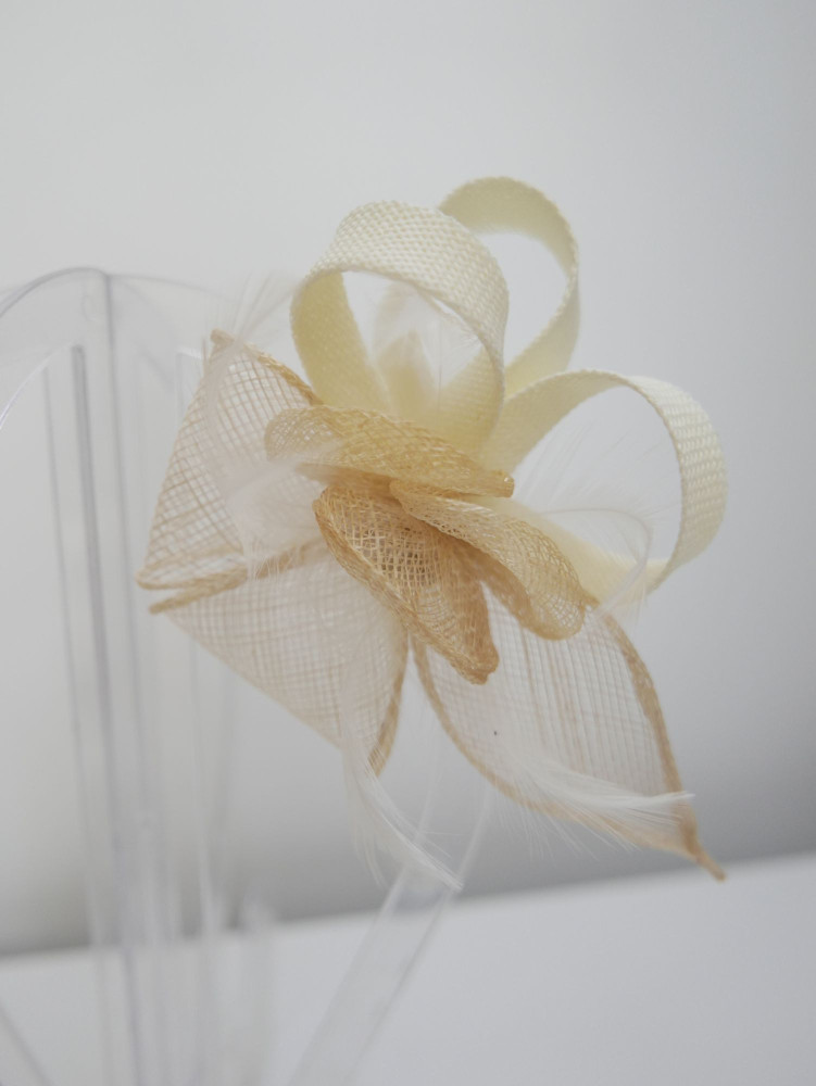 Kremowo beżowy stroik z sinamay do włosów, sukni, kapelusza | Zuwika Design