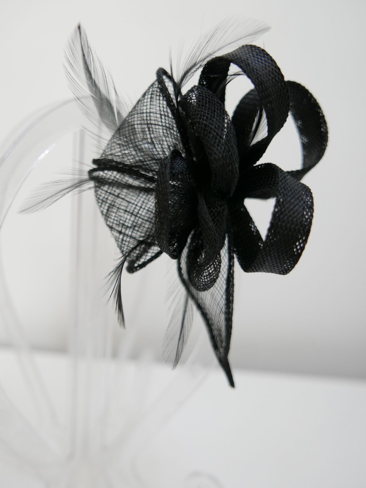 Czarny stroik z sinamay do włosów, sukni, kapelusza | Zuwika Design