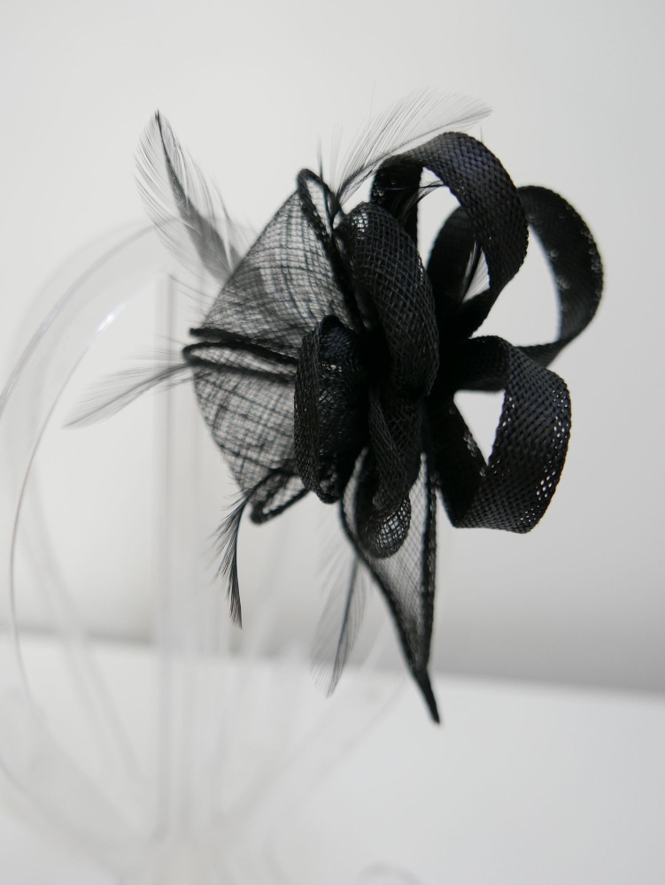 Czarny stroik z sinamay do włosów, sukni, kapelusza | Zuwika Design