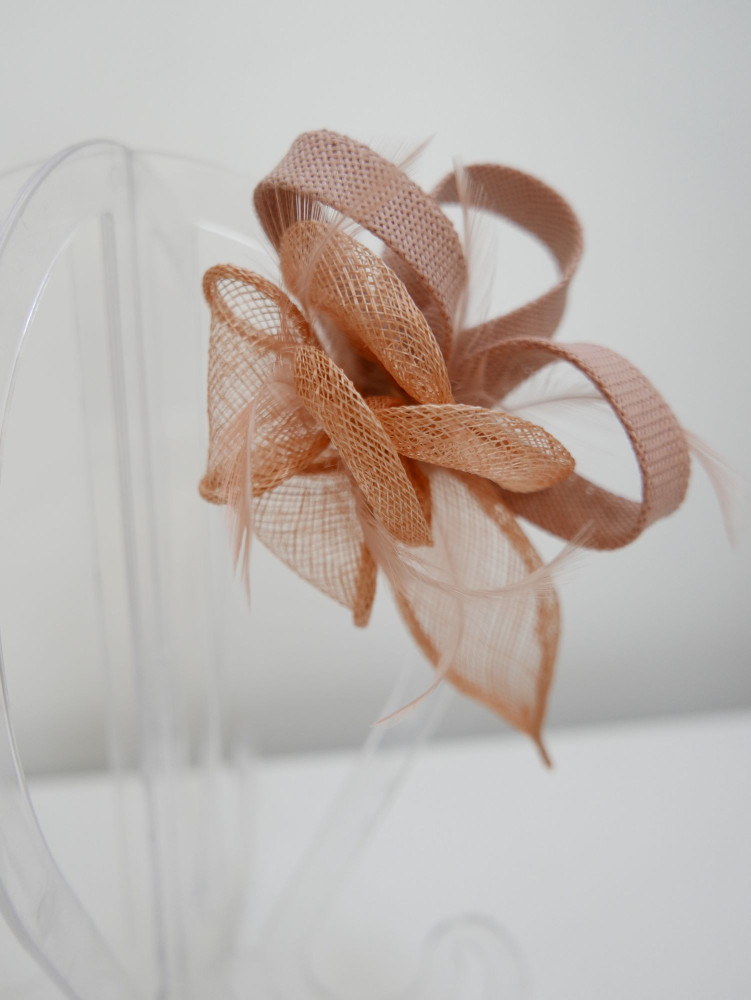 Indyjski róż stroik z sinamay do włosów, sukni, kapelusza | Zuwika Design