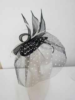 Czarno biały fascynator z sinamay | Zuwika Design