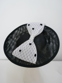 Czarno biały kapelusz koktajlowy , dysk z woalką | Zuwika Design