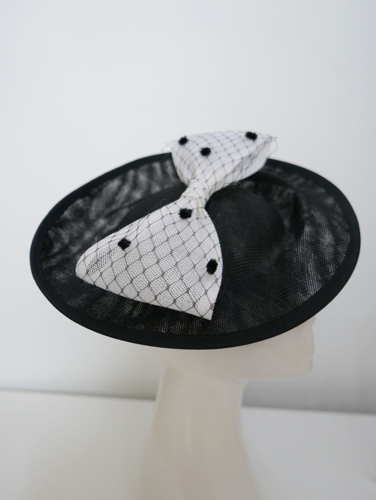 Czarno biały kapelusz koktajlowy , dysk z woalką | Zuwika Design