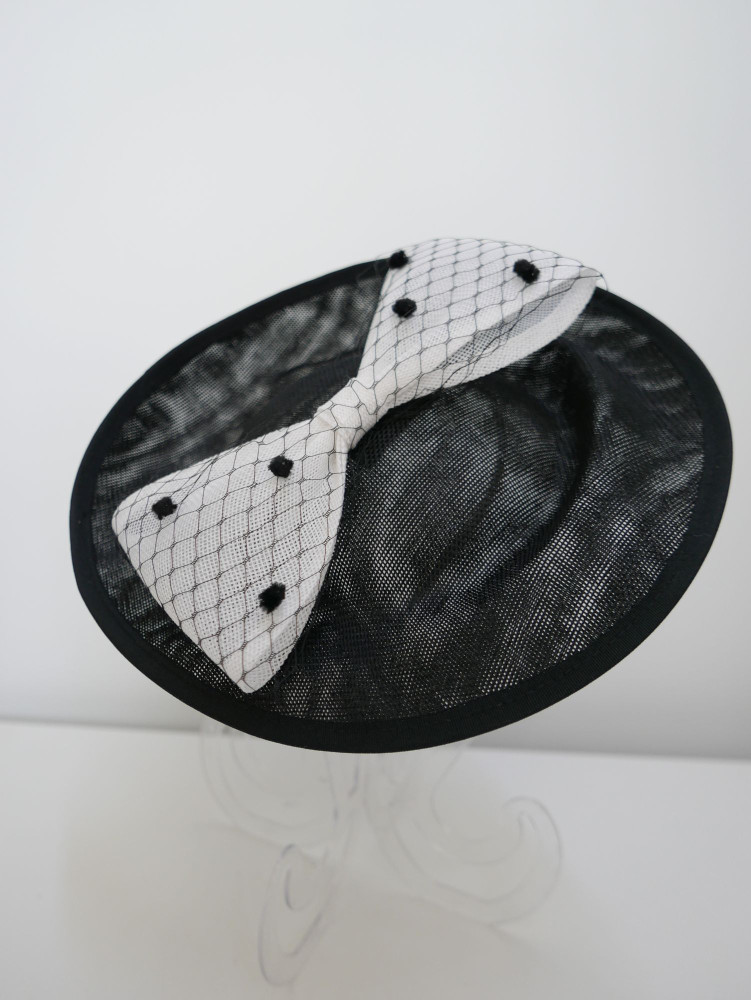 Czarno biały kapelusz koktajlowy , dysk z woalką | Zuwika Design