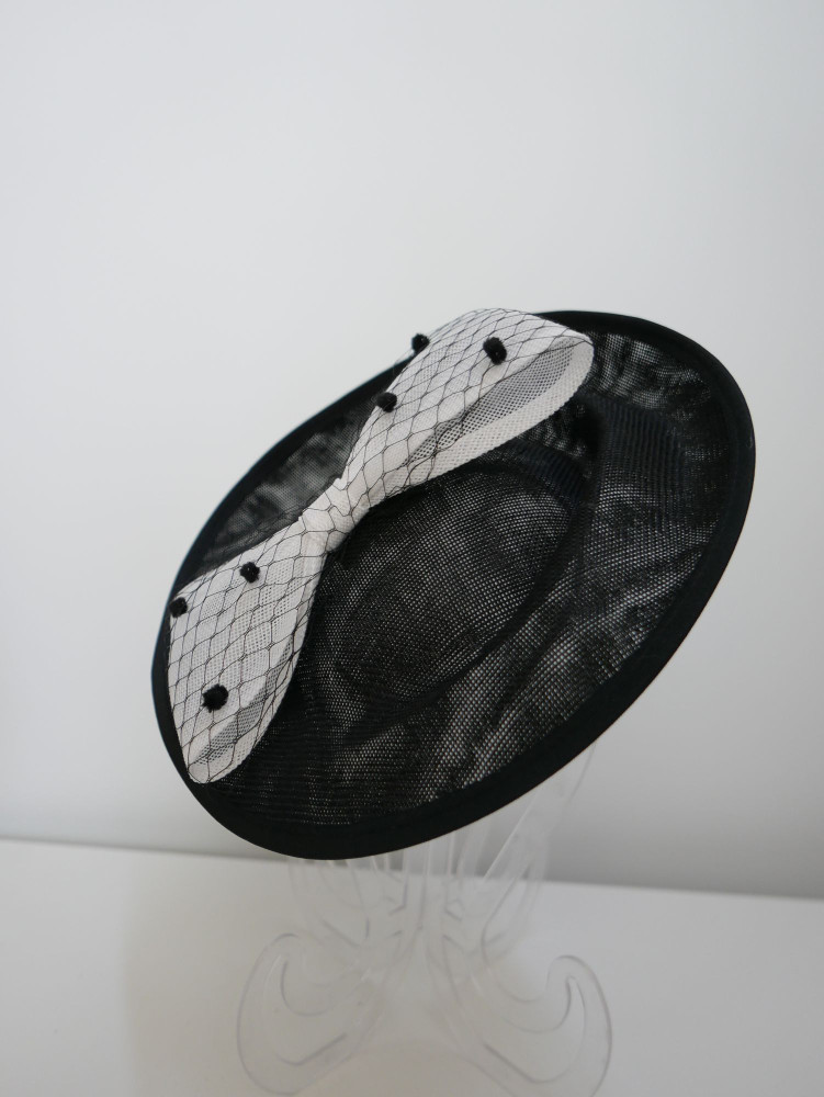 Czarno biały kapelusz koktajlowy , dysk z woalką | Zuwika Design