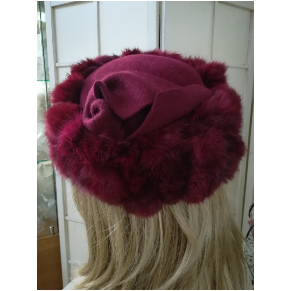 Wiśniowy toczek z futrem królika