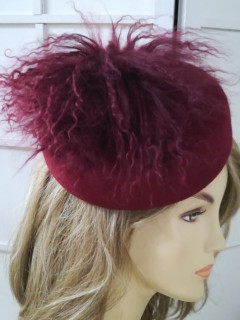 Pastylka -wiśniowy toczek filcowy z futrem lamy