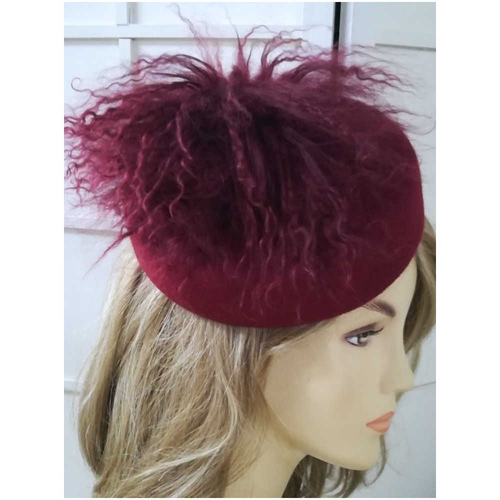 Pastylka -wiśniowy toczek filcowy z futrem lamy