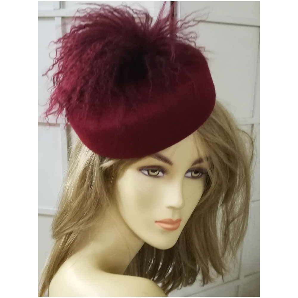 Pastylka -wiśniowy toczek filcowy z futrem lamy