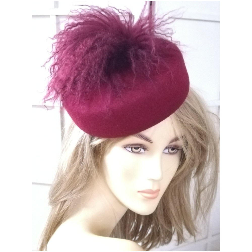 Pastylka -wiśniowy toczek filcowy z futrem lamy