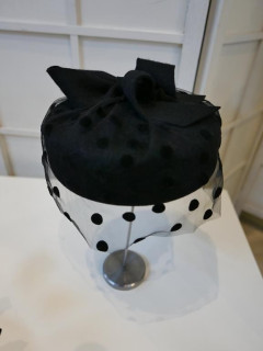 Pastylka -czarny toczek filcowy z woalem w grochy