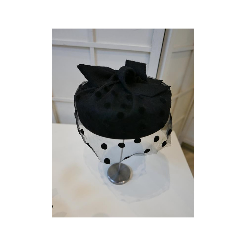 Pastylka -czarny toczek filcowy z woalem w grochy