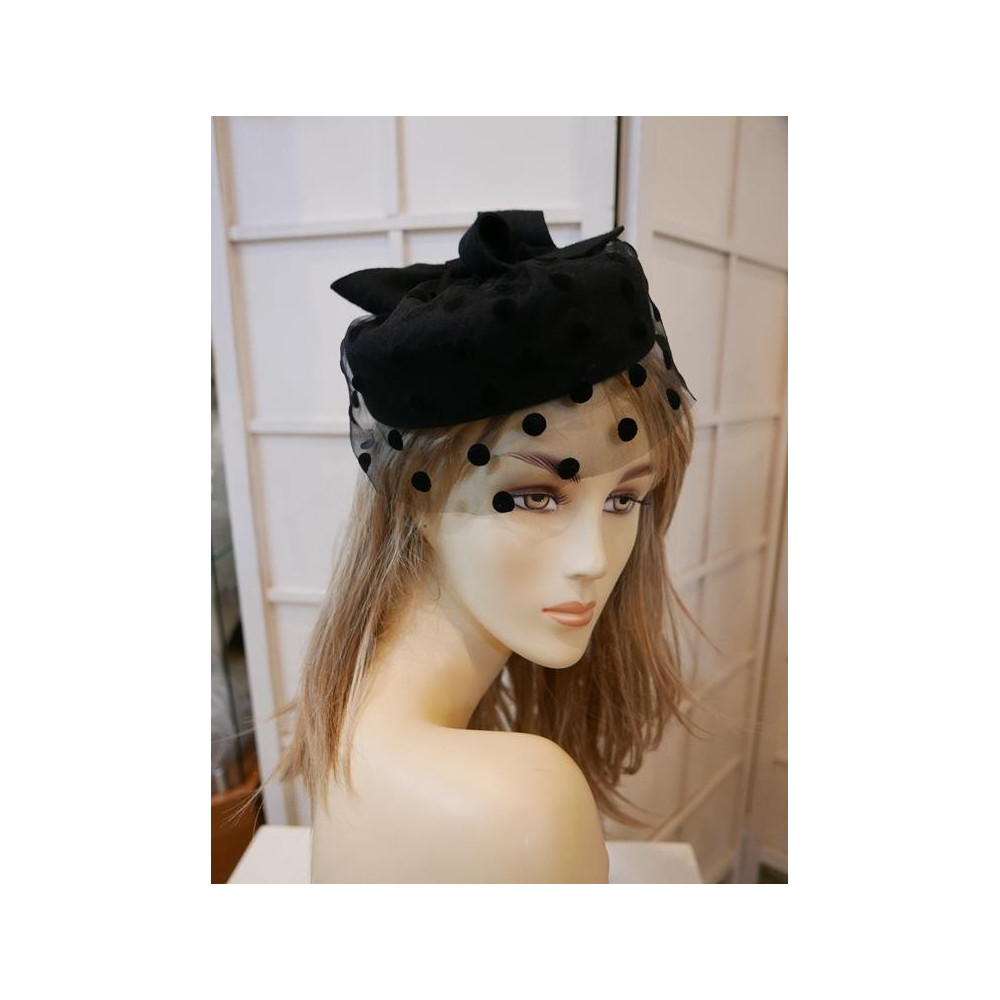 Pastylka -czarny toczek filcowy z woalem w grochy