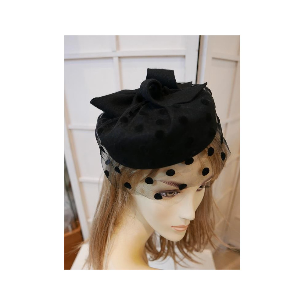 Pastylka -czarny toczek filcowy z woalem w grochy