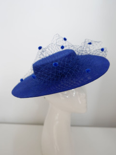 Royal blue kanotier z lnu z woalką w dekoracji | Zuwika Design