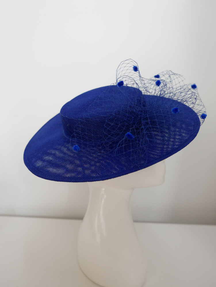 Royal blue kanotier z lnu z woalką w dekoracji | Zuwika Design