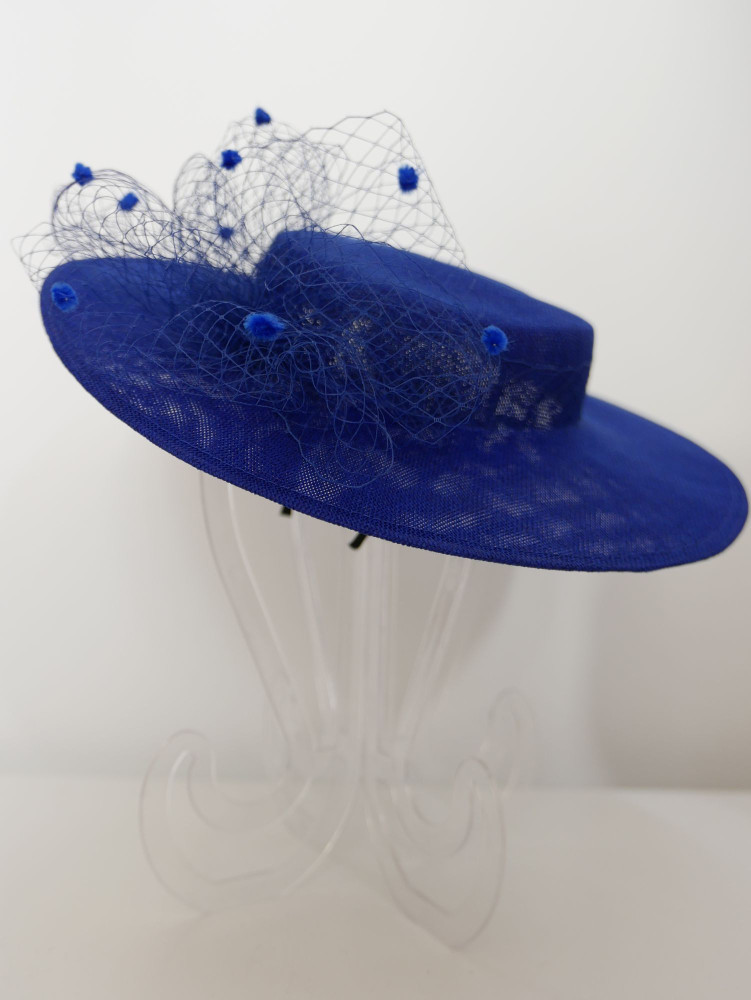 Royal blue kanotier z lnu z woalką w dekoracji | Zuwika Design