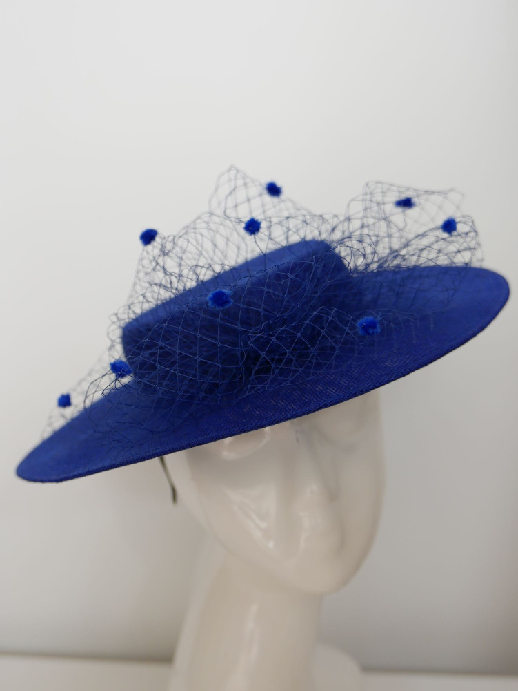 Royal blue kanotier z lnu z woalką w dekoracji | Zuwika Design