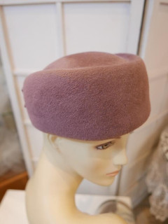 Olga wrzosowy róż toczek welurowy 53 -56 cm