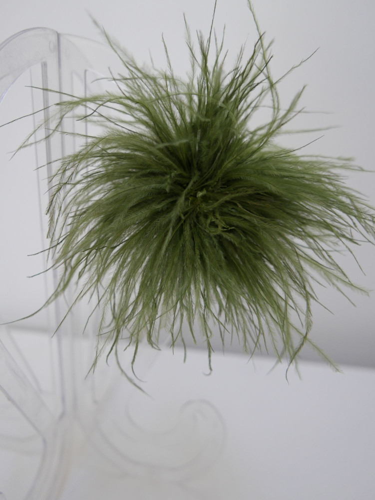 Army green piórka strusia, puszek broszka, spinka. | Zuwika Design