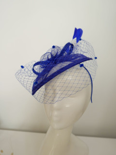 Royal blue fascynator z  sinamay z woalką | Zuwika Design
