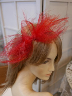 Niesforny czerwony fascynator z crin przepaska