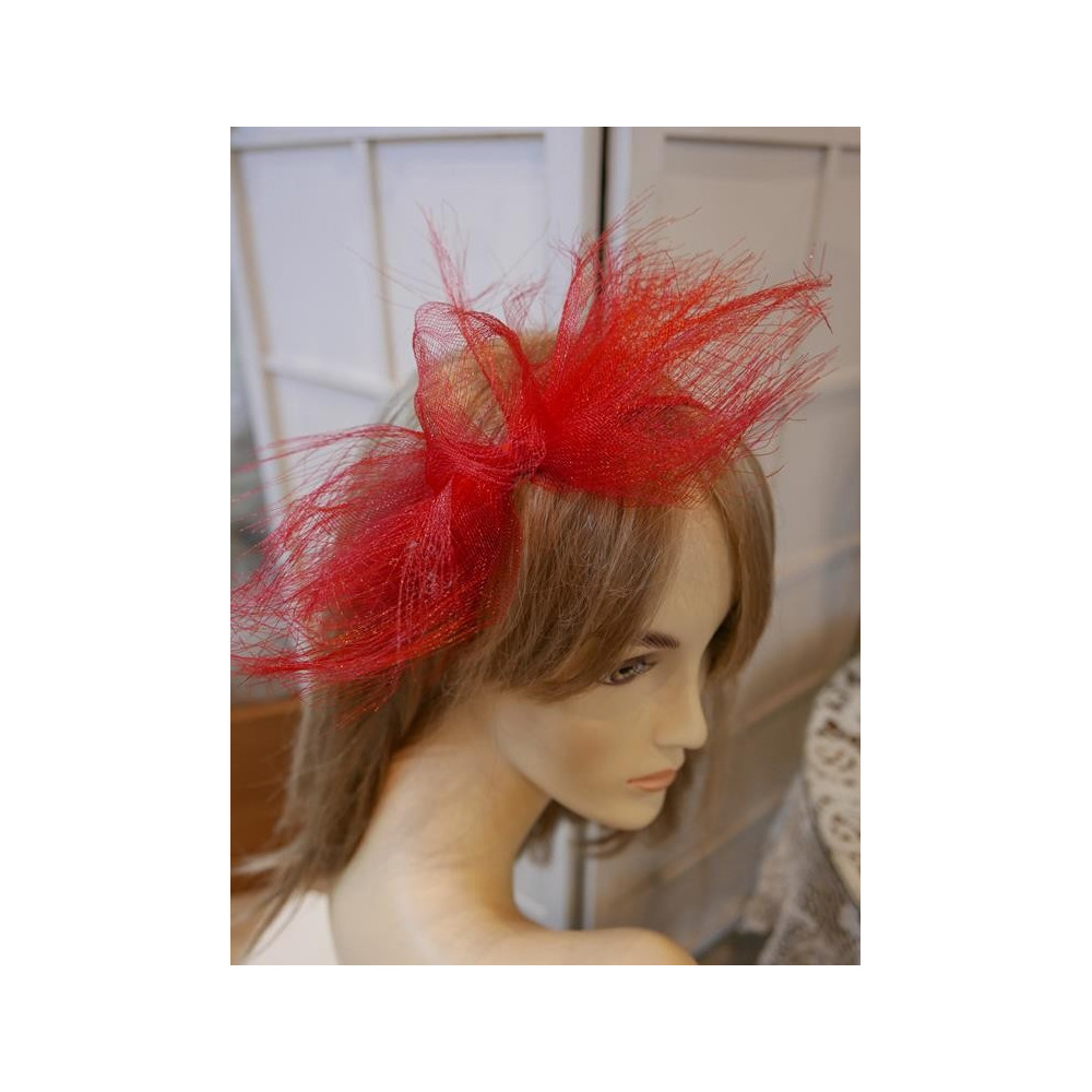 Niesforny czerwony fascynator z crin przepaska