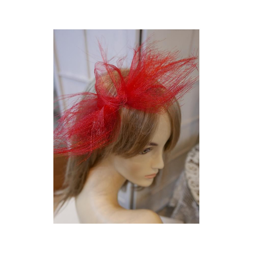 Niesforny czerwony fascynator z crin przepaska
