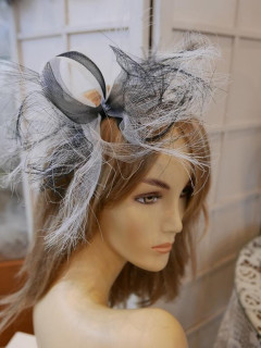 Niesforny biało czarny fascynator z crin przepaska