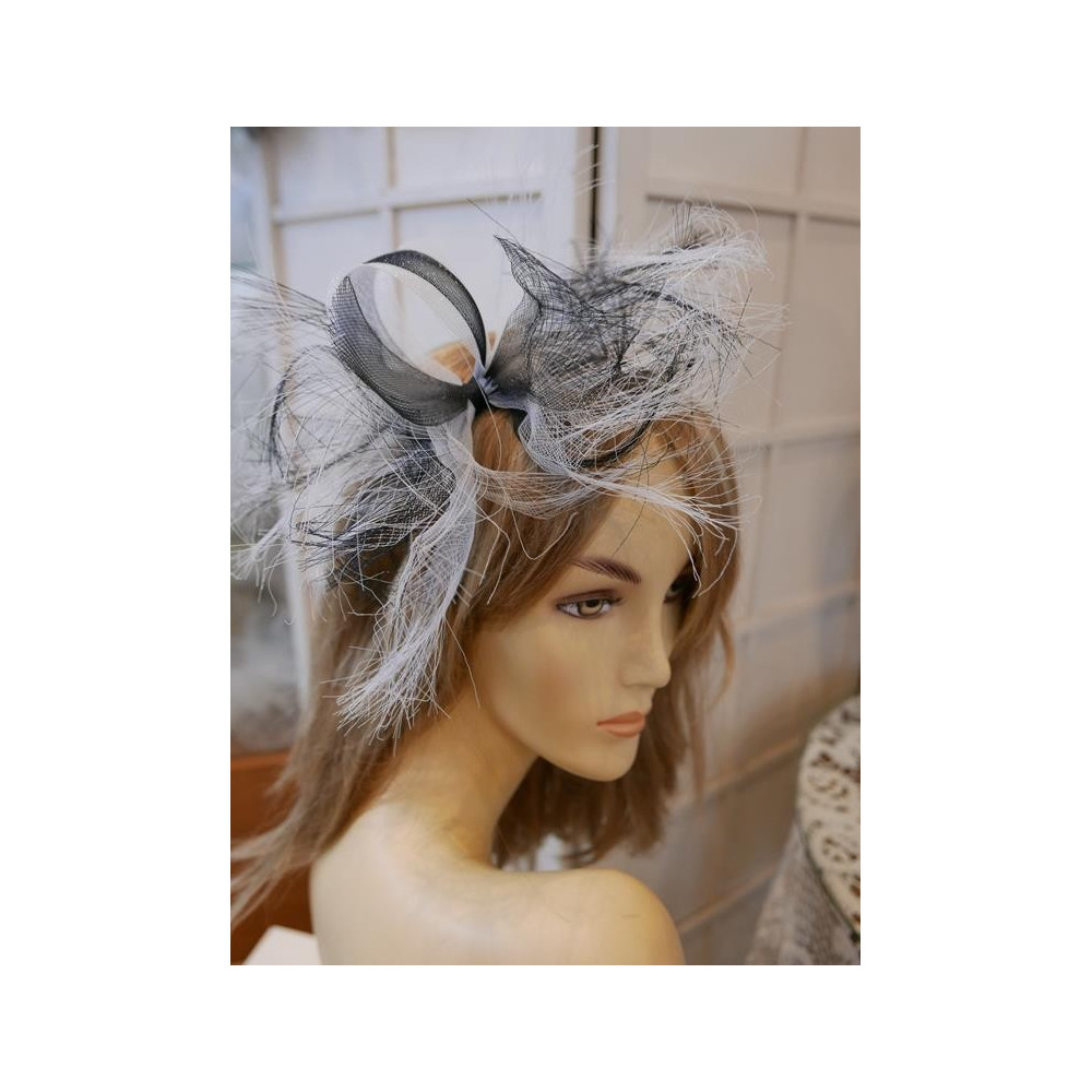 Niesforny biało czarny fascynator z crin przepaska