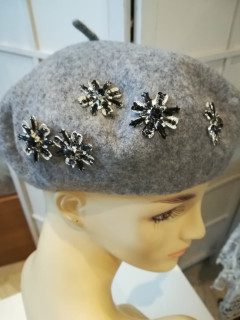 Szary melanż zdobiony beret dzianina wełna