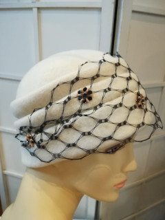 Śmietankowo czarny toczek czapka dzianina wełniana