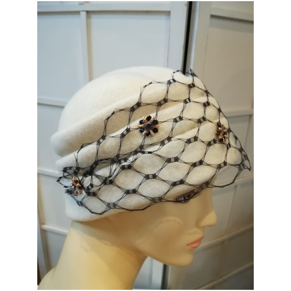 Śmietankowo czarny toczek czapka dzianina wełniana